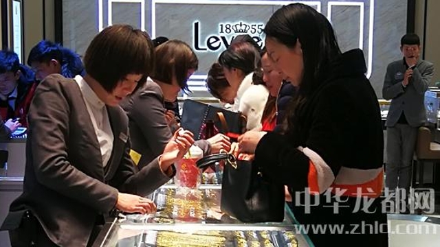 臨近春節(jié)，周口消費(fèi)市場(chǎng)紅似火