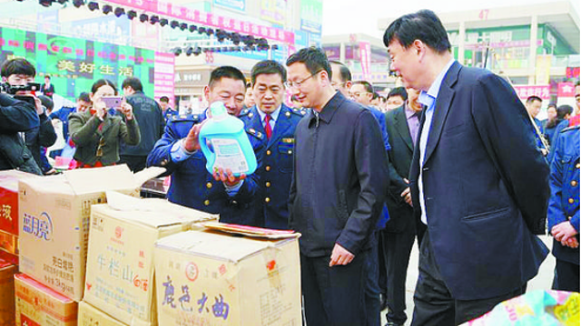項城市消協(xié)、市工商局舉行國際消費(fèi)者權(quán)益日宣傳活動