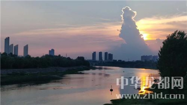 為了這朵云，周口人聚集在大慶路橋上……