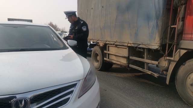周口限行第一天，交警蜀黍上路勸返近百輛車