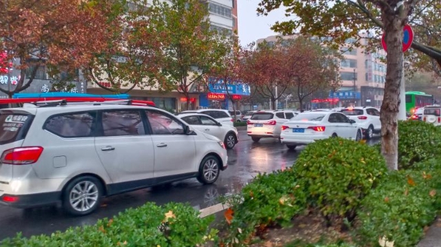 雨中道路擁堵，市民可繞行！