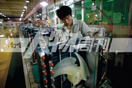 2010年5月10日，珠海格力電器工廠里，工人正在流水線上生產(chǎn)家用空調(diào)（方迎忠）