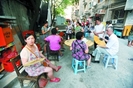 昨日，沙坪壩渝碚路，停電后市民來到院壩里乘涼。記者 張路橋 實習生 陳超 攝