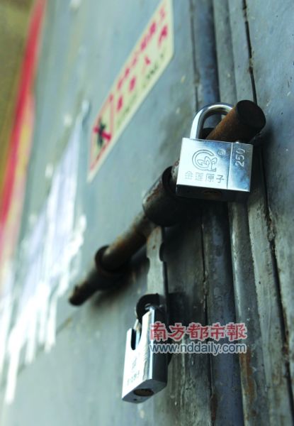 生產(chǎn)LED燈具的南海丹灶帥亮五金制品廠大門緊鎖，老板走佬。南都記者 陳志剛 攝
