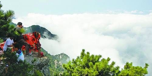  廬山云霧變幻莫測，常常轉(zhuǎn)瞬間便換了模樣。